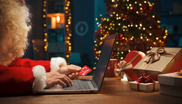 Санта Делает Онлайн Покупки Рождество Подключается Интернету Своим Ноутбуком Расплачивается — стоковое фото