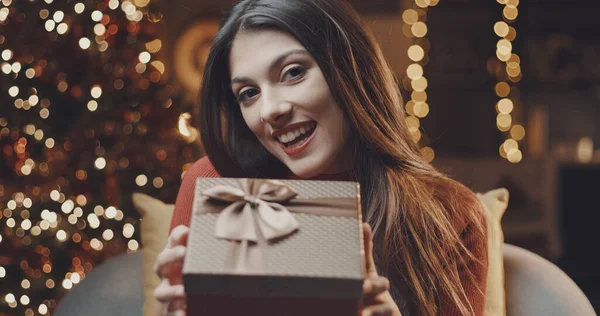 Gelukkige Jonge Vrouw Geeft Een Kerstcadeau Glimlachen Vakantie Feest Concept — Stockfoto