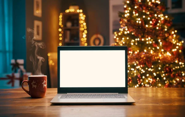 Laptop Com Tela Branco Desktop Árvore Natal Com Luzes Fundo — Fotografia de Stock