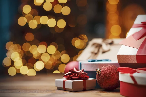 Hermosos Regalos Navidad Una Mesa Casa Árbol Con Luces Fondo — Foto de Stock