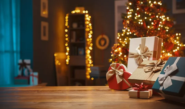 Beaux Cadeaux Noël Sur Une Table Maison Arbre Avec Des — Photo