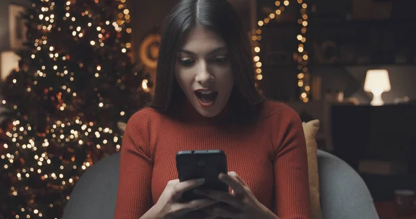 Glückliche Frau Hause Die Weihnachtstag Mit Ihrem Smartphone Kommuniziert Plaudert — Stockfoto