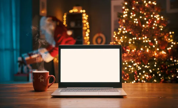 Laptop Branco Desktop Casa Papai Noel Trazendo Presentes Fundo Férias — Fotografia de Stock
