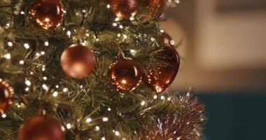 Mutlu dekoratif Noel ağaçları