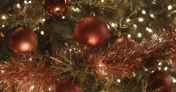 Glücklicher dekorativer Weihnachtsbaum — Stockvideo