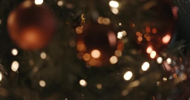 Gelukkige decoratieve kerstboom — Stockvideo