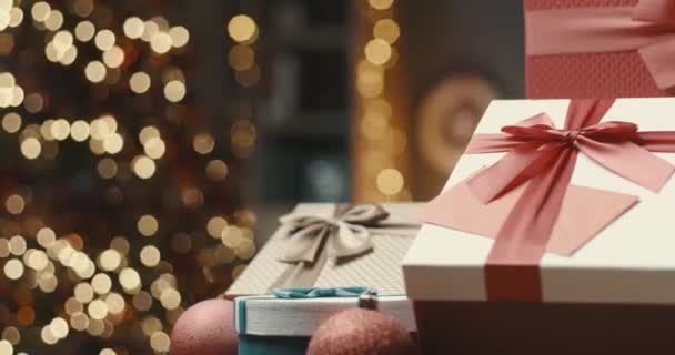 Прекрасні різдвяні подарунки та декоративні вогні — стокове відео