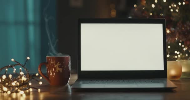Laptop con schermo bianco e albero di Natale — Video Stock