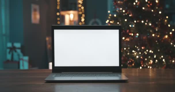 Φορητός υπολογιστής με λευκή οθόνη και χριστουγεννιάτικο δέντρο — Αρχείο Βίντεο