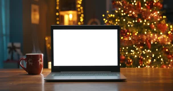 空白の画面とクリスマスツリーとノートパソコン — ストック動画