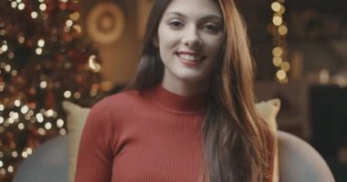 Mutlu kadın elinde bir Noel hediyesi tutuyor.