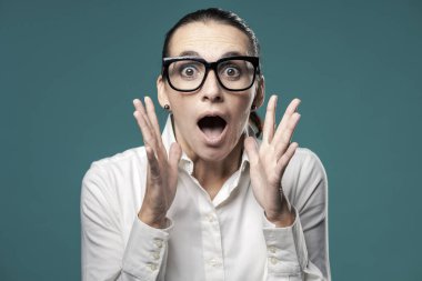 Korkmuş bir kadın çığlık atıyor ve kameraya bakıyor. Bir hata yaptı ve panikledi.