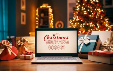 Evde online Noel alışverişi, dizüstü bilgisayar, Noel süslemeleri ve arka planda oda dekorasyonu, tatiller ve satış konsepti
