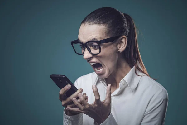 Zła Zestresowana Bizneswoman Krzyczy Przez Telefon Jest Zdenerwowana Rozczarowana — Zdjęcie stockowe
