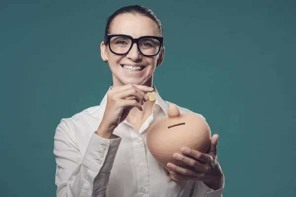 Mulher Negócios Feliz Colocando Suas Economias Uma Caixa Dinheiro Seguro — Fotografia de Stock