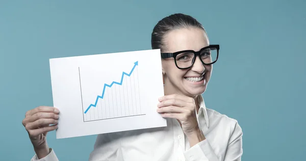 Fröhliche Geschäftsfrau Mit Einem Wachsenden Finanzchart Und Einem Lächelnden Erfolgreichen — Stockfoto