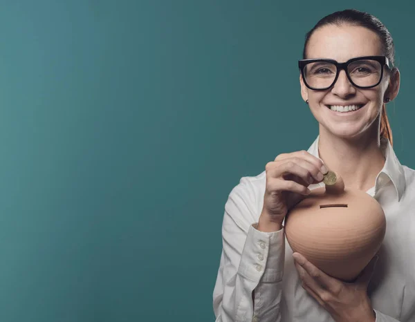 Mujer Negocios Feliz Poniendo Sus Ahorros Una Caja Seguridad Inversiones —  Fotos de Stock