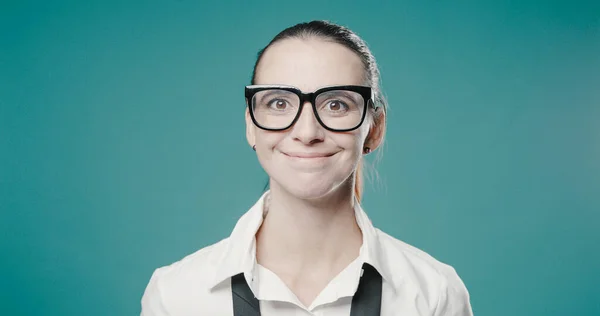 Felice Giovane Donna Posa Con Gli Occhiali Facendo Sorriso Divertente — Foto Stock