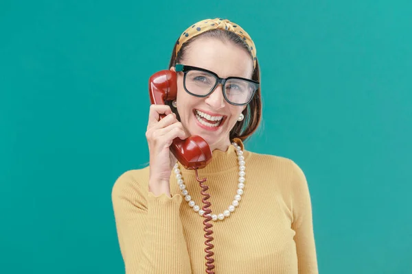 Mulher Alegre Estilo Vintage Telefone Ela Está Segurando Receptor Sorrindo — Fotografia de Stock