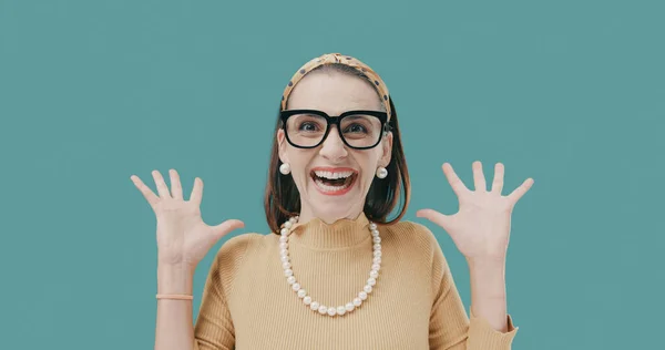 Mulher Alegre Estilo Vintage Sorrindo Celebrando Ela Sente Feliz Entusiasta — Fotografia de Stock