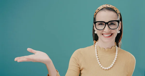 Vrolijke Vrouw Glimlachend Met Iets Aan Haar Zijde Marketing Reclame — Stockfoto