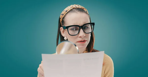 Mujer Revisando Documento Usando Una Lupa Ella Sospechosa Leyendo Cuidadosamente —  Fotos de Stock