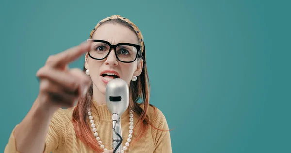 Aggressive Frau Vintage Stil Hält Eine Rede Mikrofon Und Zeigt — Stockfoto