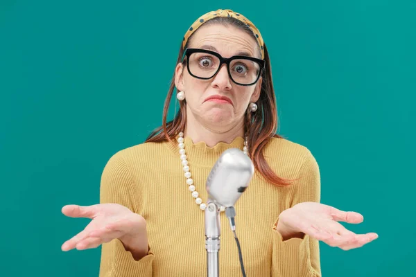 Clueless Frustrated Woman Looking Camera Shrugging Front Microphone — Stock Photo, Image