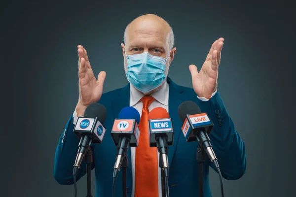 Político Usando Uma Máscara Cirúrgica Conversando Com Mídia Conceito Campanha — Fotografia de Stock