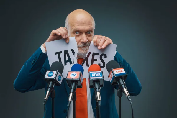 Πολιτικός Σχίζει Μια Πινακίδα Την Έννοια Των Φόρων Φορολογική Περικοπή — Φωτογραφία Αρχείου