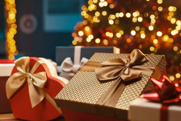 Hermosos Regalos Navidad Una Mesa Casa Árbol Con Luces Fondo — Foto de Stock