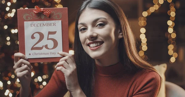 Mujer Feliz Mostrando Calendario Día Navidad Celebrando Navidad Casa — Foto de Stock