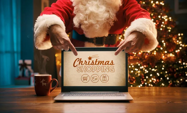 Papai Noel Mostrando Anúncios Natal Laptop Ele Está Apontando Para — Fotografia de Stock