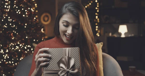 Mujer Joven Feliz Abriendo Regalo Navidad Casa Ella Está Feliz — Foto de Stock