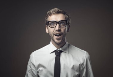 Şaşırmış bir adam kameraya şaşkın şaşkın bakıyor. Heyecanlı ve şaşkın.