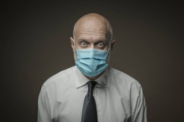 Cerrahi maske takan endişeli iş adamı. Coronavirus covid-19 önleme kavramı.