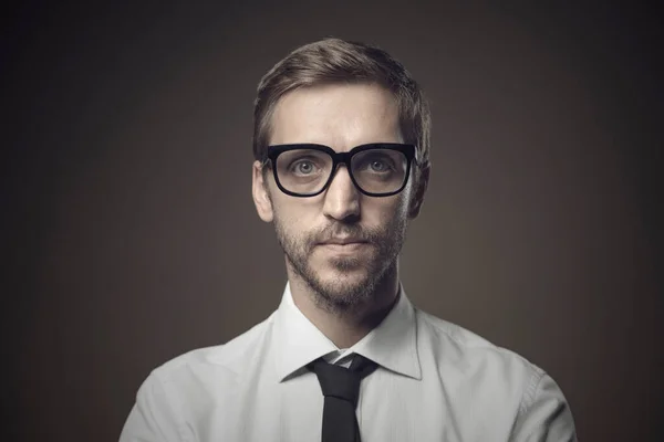 Joven Empresario Confiado Sonriendo Cámara Lleva Camisa Corbata — Foto de Stock