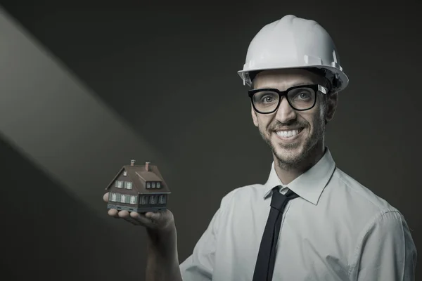 Arquitecto Sonriente Sosteniendo Concepto Casa Modelo Bienes Raíces Industria Construcción —  Fotos de Stock