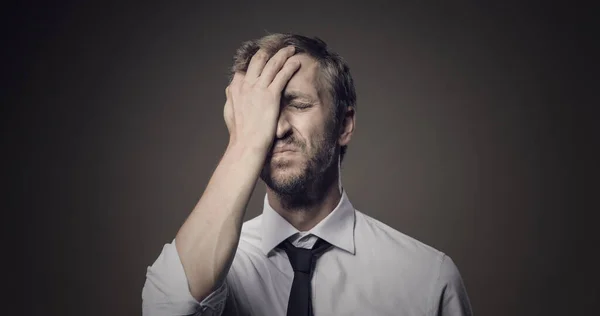 Gestresster Frustrierter Geschäftsmann Macht Facepalm Geste Und Schämt Sich Für — Stockfoto