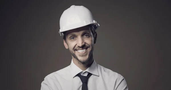 自信的建筑师面带微笑 头戴安全帽 建筑行业和工程理念 — 图库照片