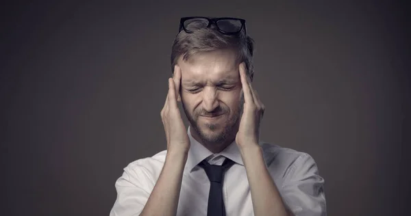 Gestresster Geschäftsmann Mit Kopfschmerzen Berührt Seine Schläfen Und Fühlt Sich — Stockfoto