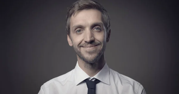 Fiducioso Giovane Uomo Sorridente Alla Fotocamera Indossa Camicia Cravatta — Foto Stock