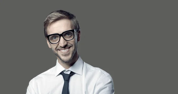 Jovem Empresário Alegre Sorrindo Para Câmera Ele Está Vestindo Camisa — Fotografia de Stock