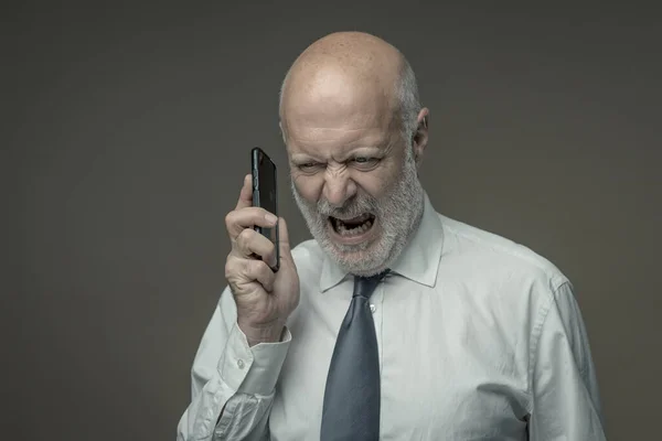 Zły Starszy Biznesmen Krzyczy Przez Telefon Jest Zestresowany Rozczarowany — Zdjęcie stockowe