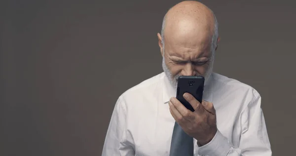 Medelålders Man Som Har Svårt Och Synproblem Med Sin Smartphone — Stockfoto