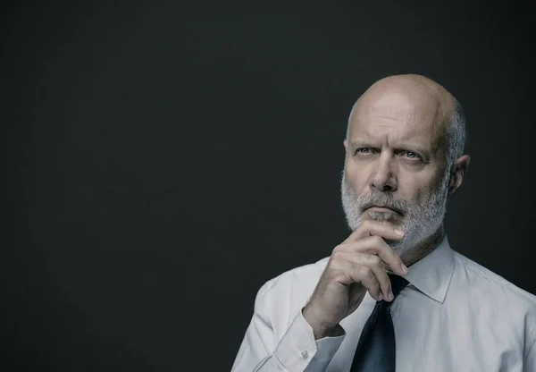 Retrato Hombre Negocios Mediana Edad Confiado Pensando Con Mano Barbilla — Foto de Stock