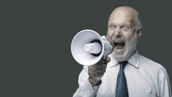 Agressieve Senior Baas Schreeuwt Een Megafoon Leiderschap Communicatie Concept — Stockfoto