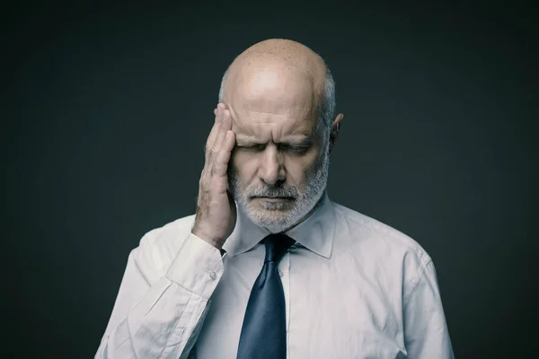 Uitgeput Gestresste Zakenman Van Middelbare Leeftijd Met Een Slechte Hoofdpijn — Stockfoto