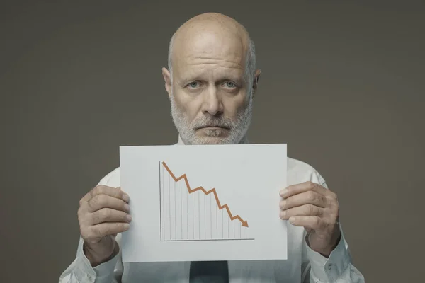 Triste Hombre Negocios Sosteniendo Gráfico Financiero Negativo Fracaso Empresarial Concepto — Foto de Stock