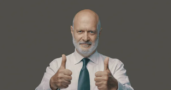 Confiado Hombre Negocios Mediana Edad Sonriendo Cámara Dando Pulgar Hacia —  Fotos de Stock